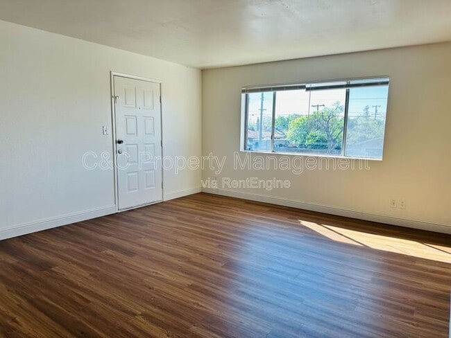 Building Photo - 1668 W Ashlan Ave