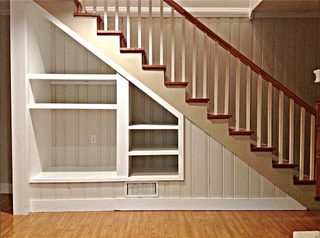 Building Photo - 410 Montevallo Dr NE