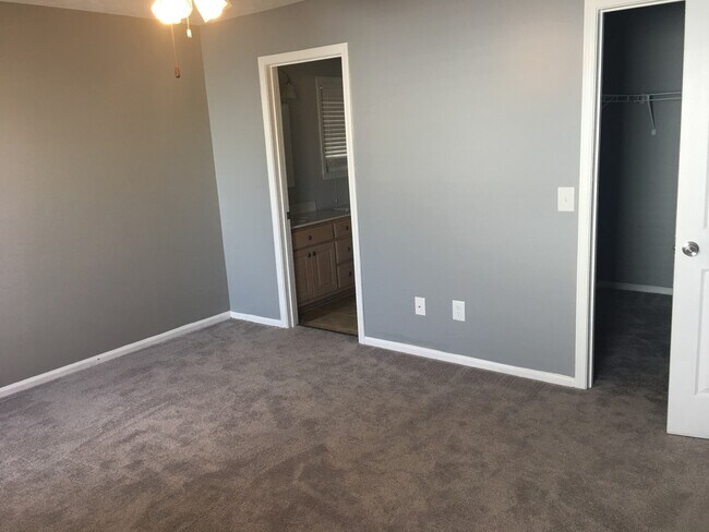 Building Photo - 4 Bedroom 2 Bathroom Home