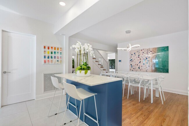 Building Photo - 634 W 47th St