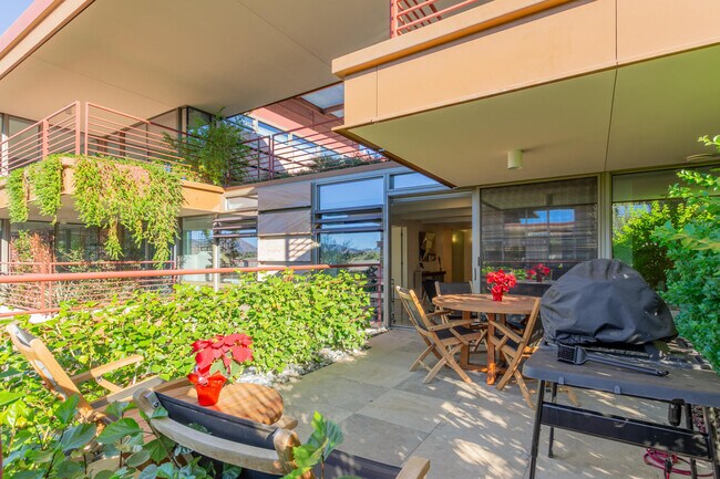 Building Photo - 7131 E Rancho Vista Dr