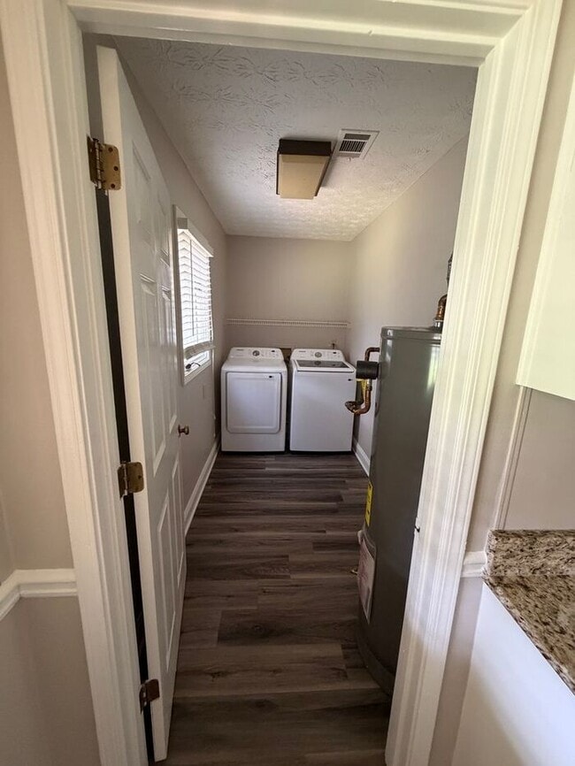 Building Photo - Cozy 3 bedroom 2 bath ranch duplex!
