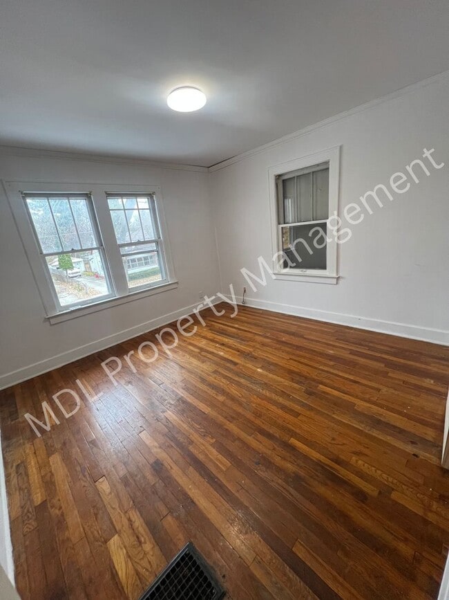 Building Photo - 3 bed 1 bath Home!