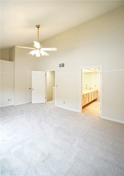 Building Photo - 14025 Riverside Dr