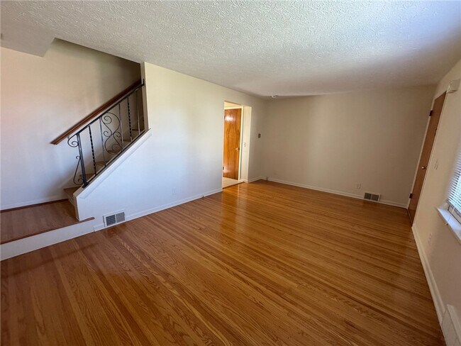 Building Photo - 16 Summit St