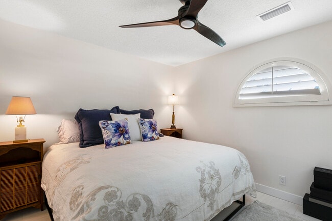 Building Photo - 269 Vista Royale Cir W