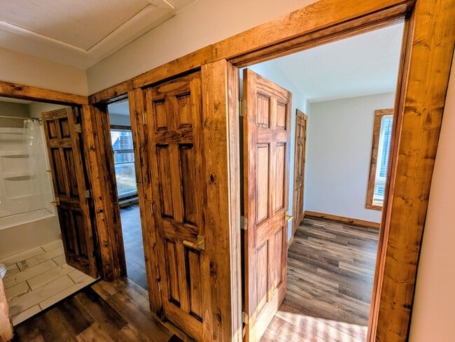 Building Photo - 906 S 1st St