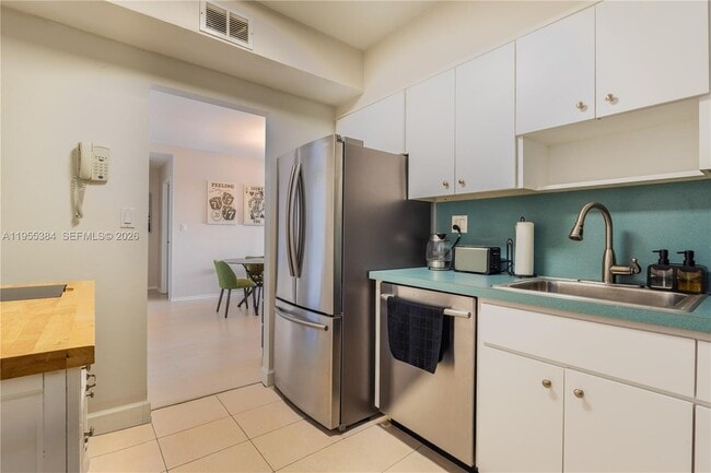 Building Photo - 300 Bayview Dr