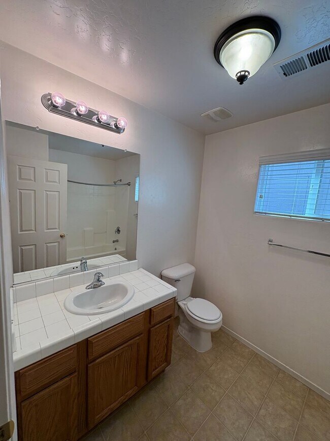 Building Photo - Lovely NW Visalia Home Near Shopping Centers Available Now!