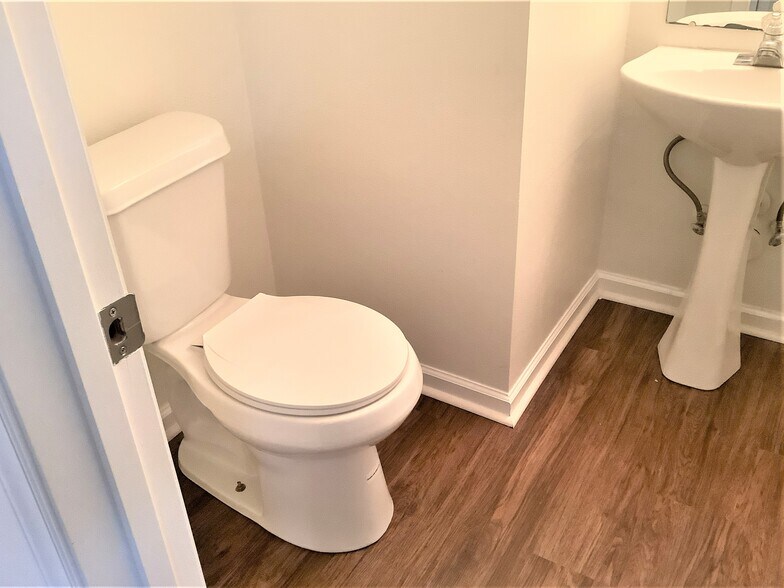 Building Photo - 106 Sweetland Ct