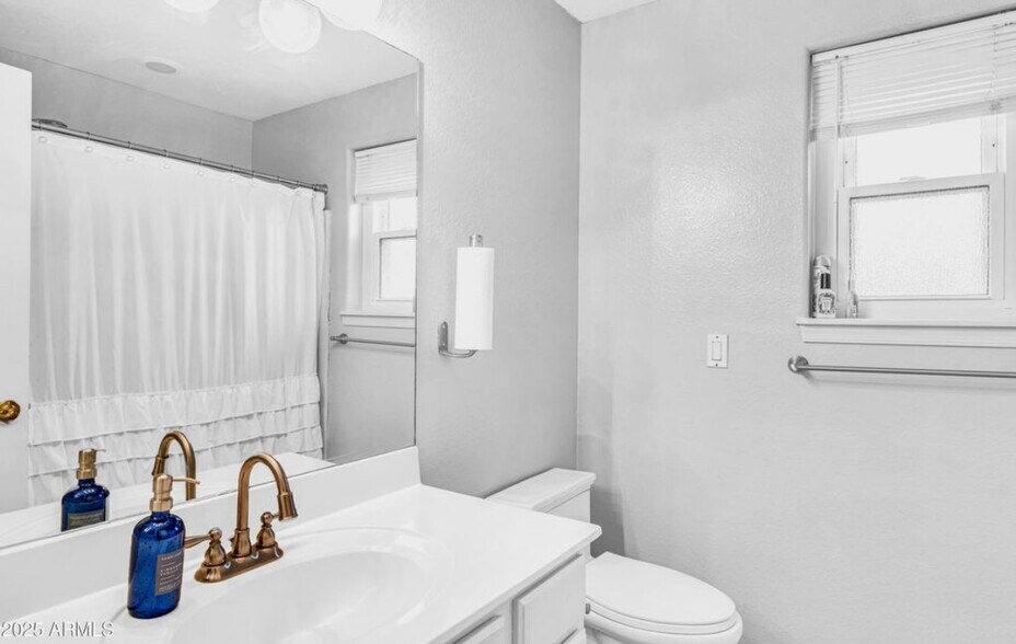 Building Photo - 15482 S Sequoia Cir