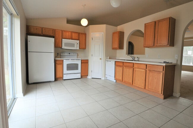 Building Photo - DELTONA: 3 bed/2 bath, Single Family Home