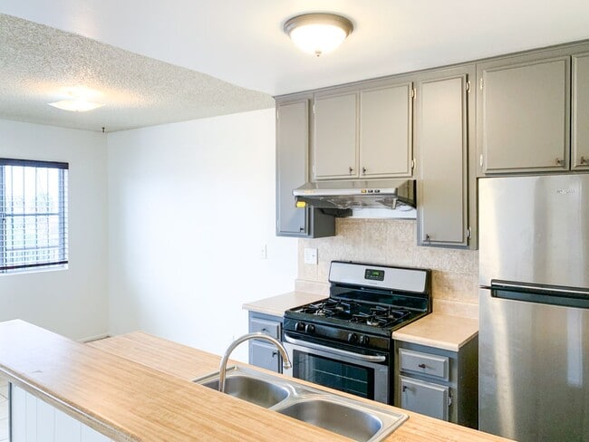Building Photo - 450 N Coronado St