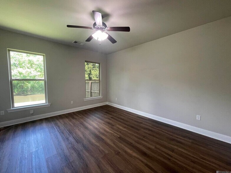 Building Photo - 1303 Hickory Creek Dr