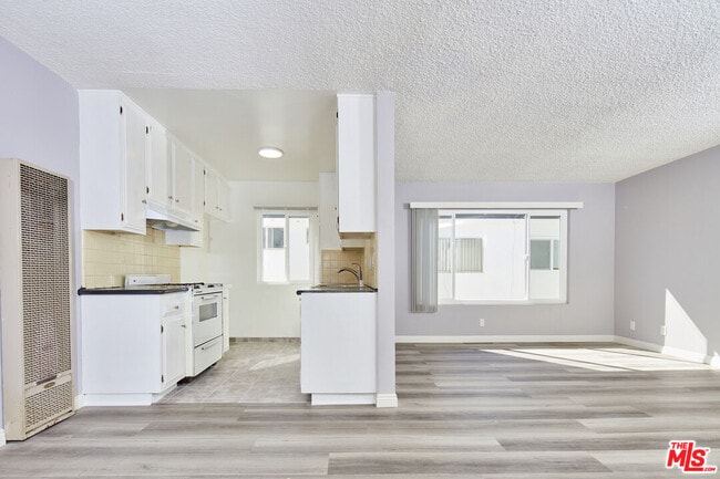 Building Photo - 3126 S Canfield Ave