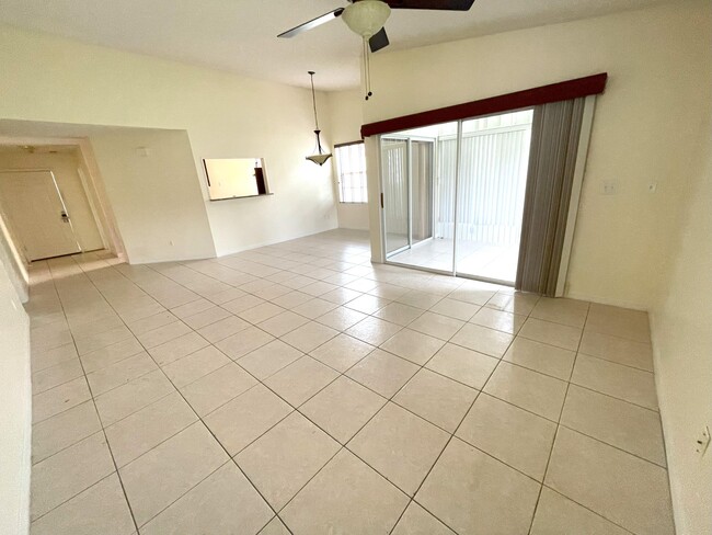Building Photo - 718 Pine Island Dr