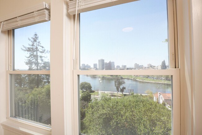 Building Photo - OPEN HOUSE: Sunday (12/21) 2:35pm-2:50pm Top Floor 2BR/2BA apartment with sweeping views of Lake ...