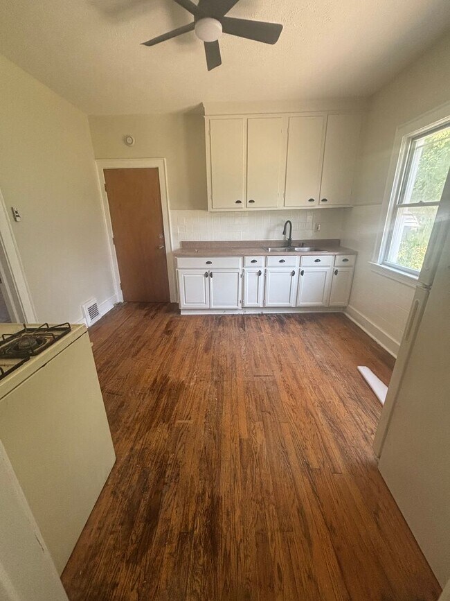 Building Photo - Cleveland East Side 2 bedroom down