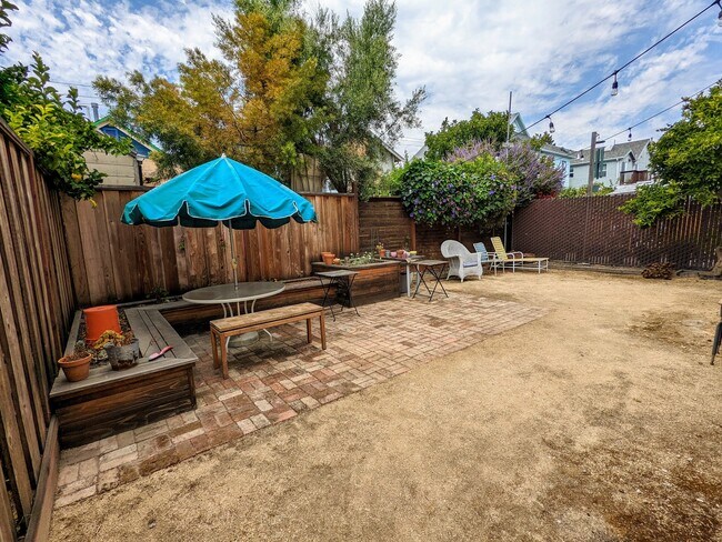 Building Photo - 678 Aileen St