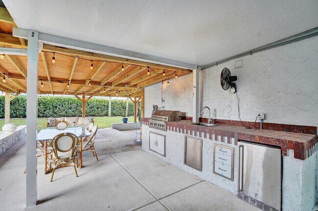 Building Photo - 727 Fernwood Dr