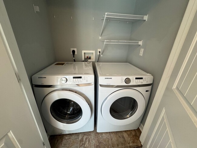 Building Photo - Beautiful 3Bedroom/3Bath Town-Home