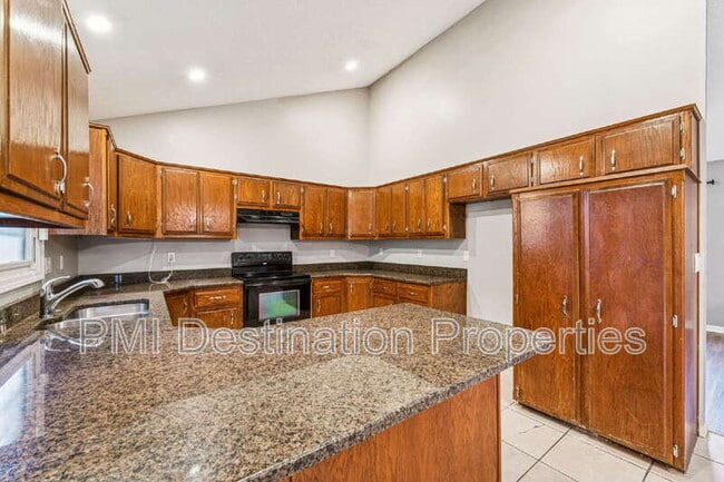 Building Photo - 525 NE Karapat Dr