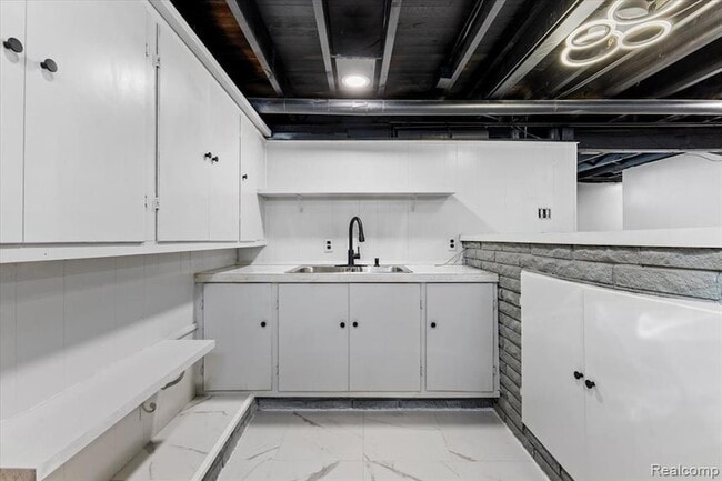 Building Photo - 2120 Wrenson St