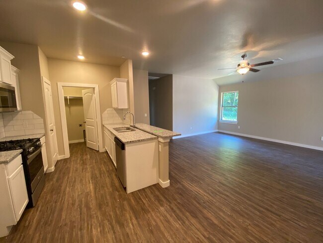 Building Photo - 3 bedroom 2 bath 2 car duplex available in Bethany!