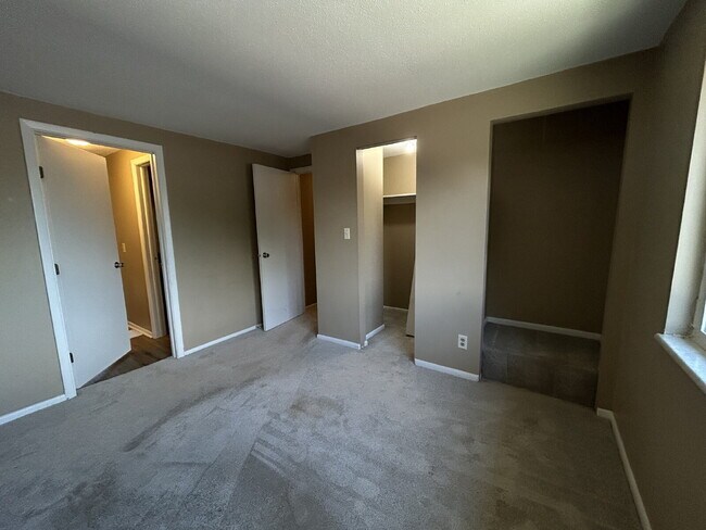 Building Photo - Charming 2-Bed Condo Retreat with 1.5 Baths in Prime Greenwood Location – 1088 Sq Ft of Comfort!