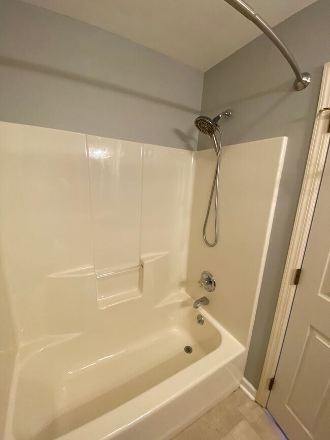 Building Photo - Beautiful 3 BR End Unit Townhouse in Summit Hills!