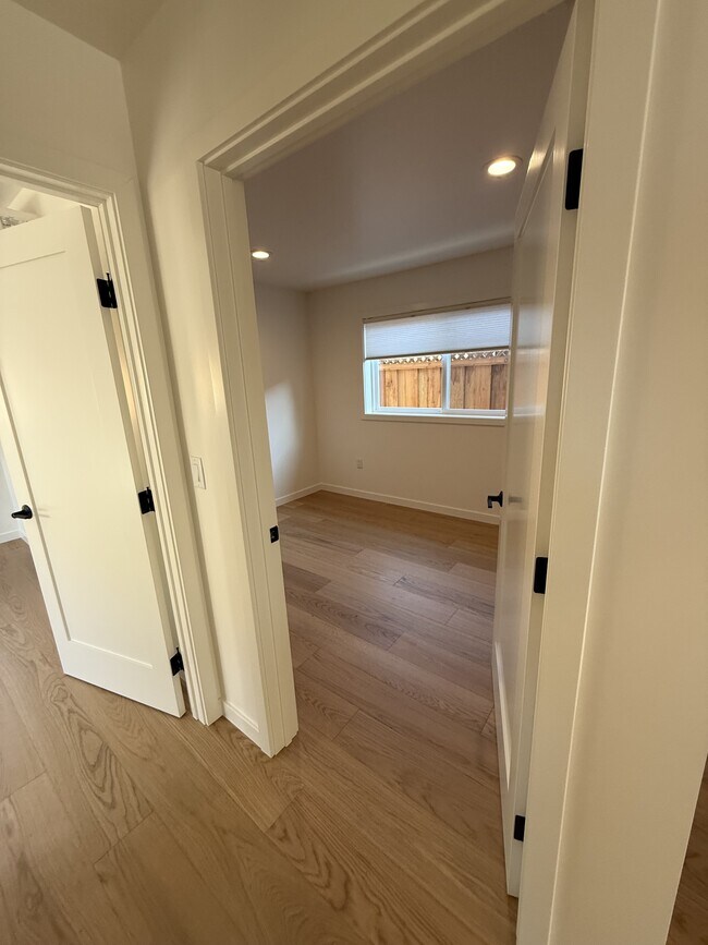 Building Photo - 1212 Chanticleer Ave