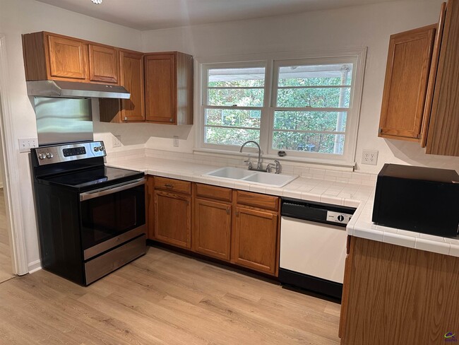 Building Photo - 313 Cherokee Dr