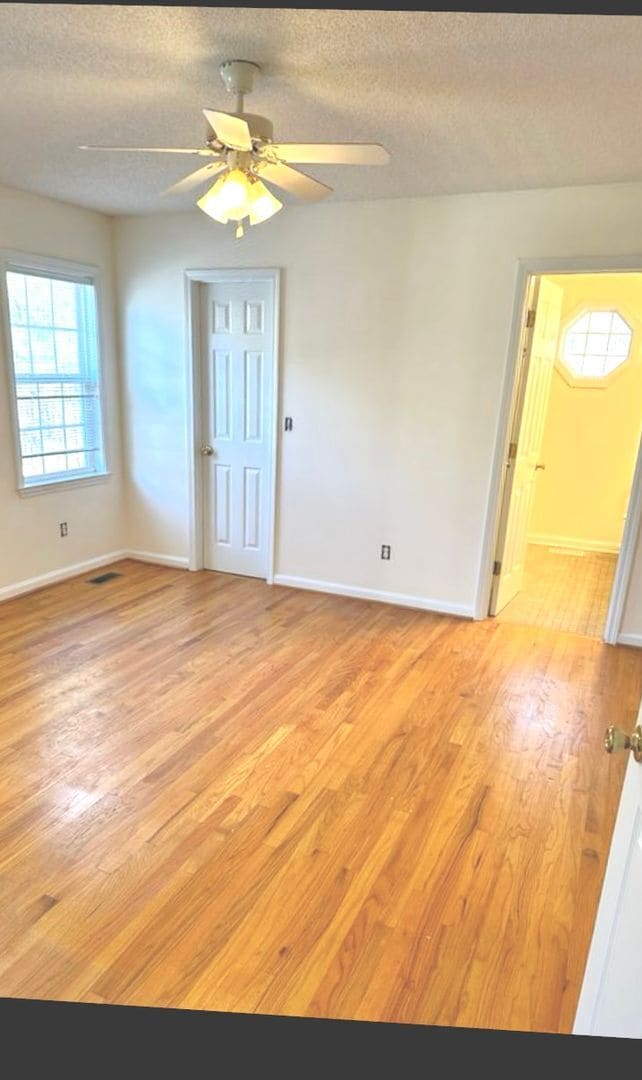 Building Photo - Charming 3 Bed / 2 Bath Home with Screened Porch + Fenced Yard in New Bern