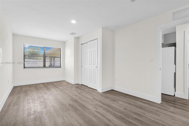 Building Photo - 1730 Acapulco Dr