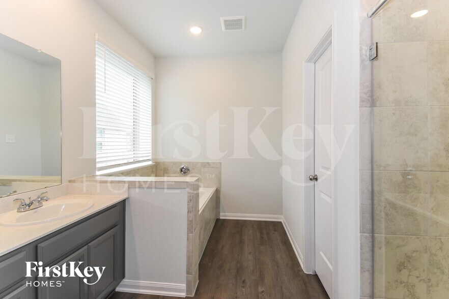 Building Photo - 321 Lk Wy Cir