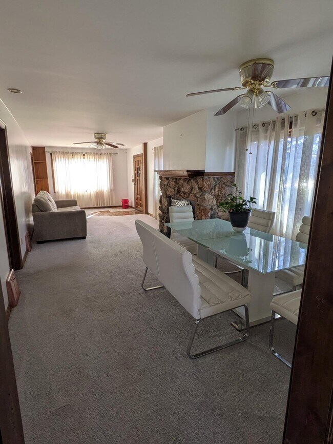 Dining room - 5734 W Newport Ave
