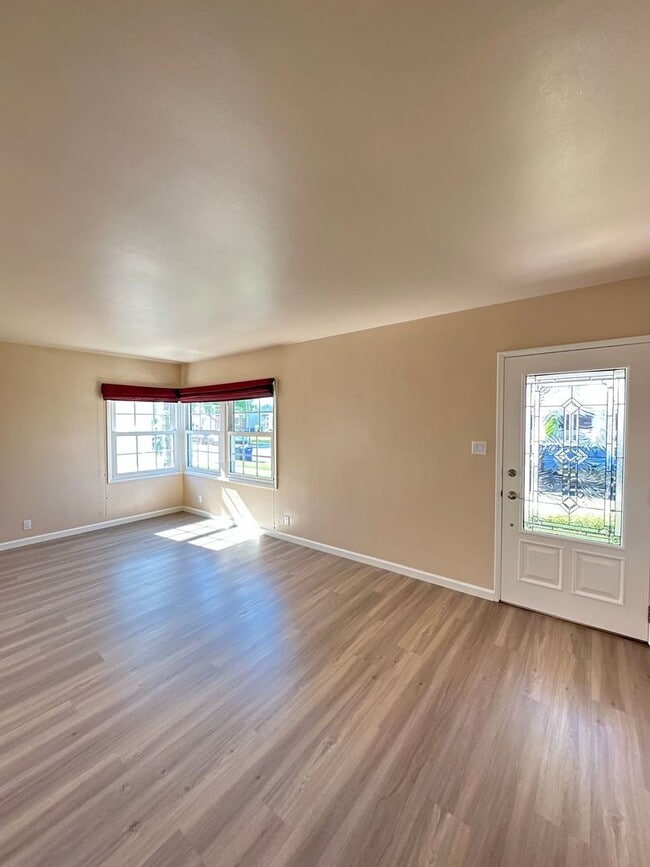 Building Photo - Lakewood 3 Bed Gorgeous House - New Paint ...