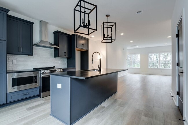 Building Photo - Welcome to Your Stylish Haven in Vibrant East Nashville!