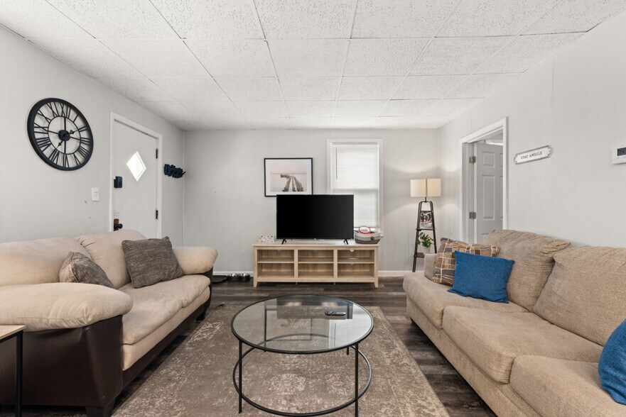 Building Photo - 1326 W 69th St