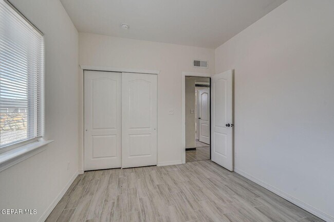 Building Photo - 14849 Tierra Escape Ave