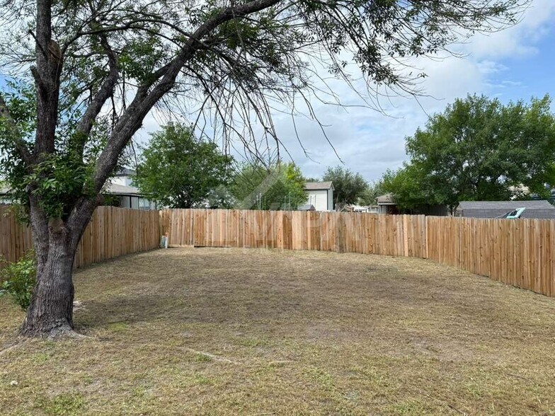 Building Photo - 3713 Candlebluff Dr