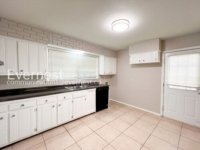 Building Photo - 3238 Kenland Dr