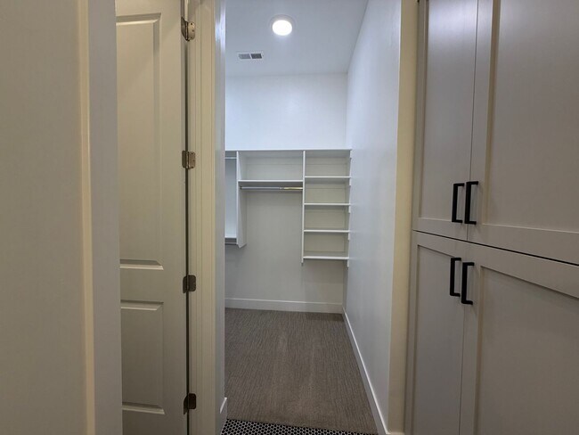 Building Photo - SPACIOUS PATIO HOME FOR RENT!