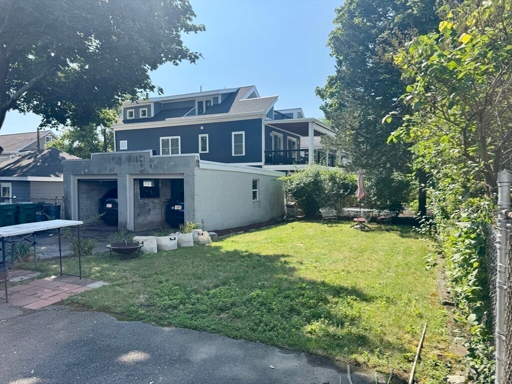 Building Photo - 104 Belmont St