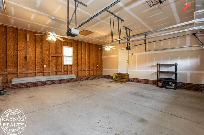Building Photo - 335 Moonlight Dr