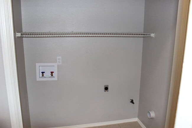 Building Photo - 2208 Quiet Wood Dr