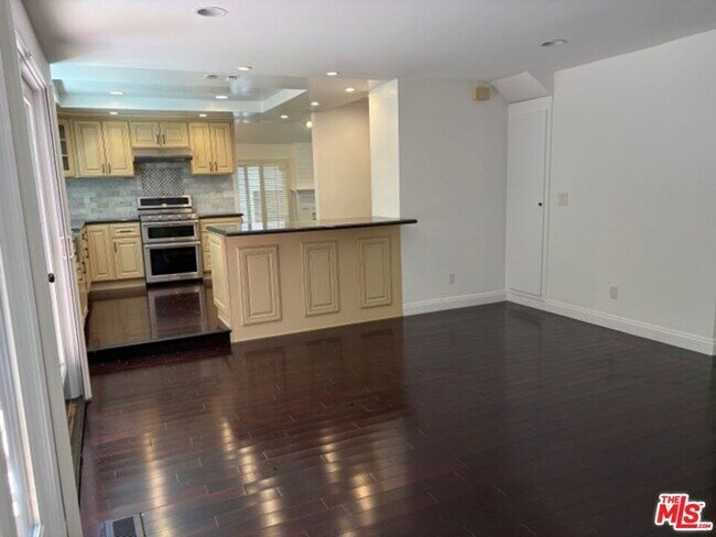 Building Photo - 2880 Woodwardia Dr