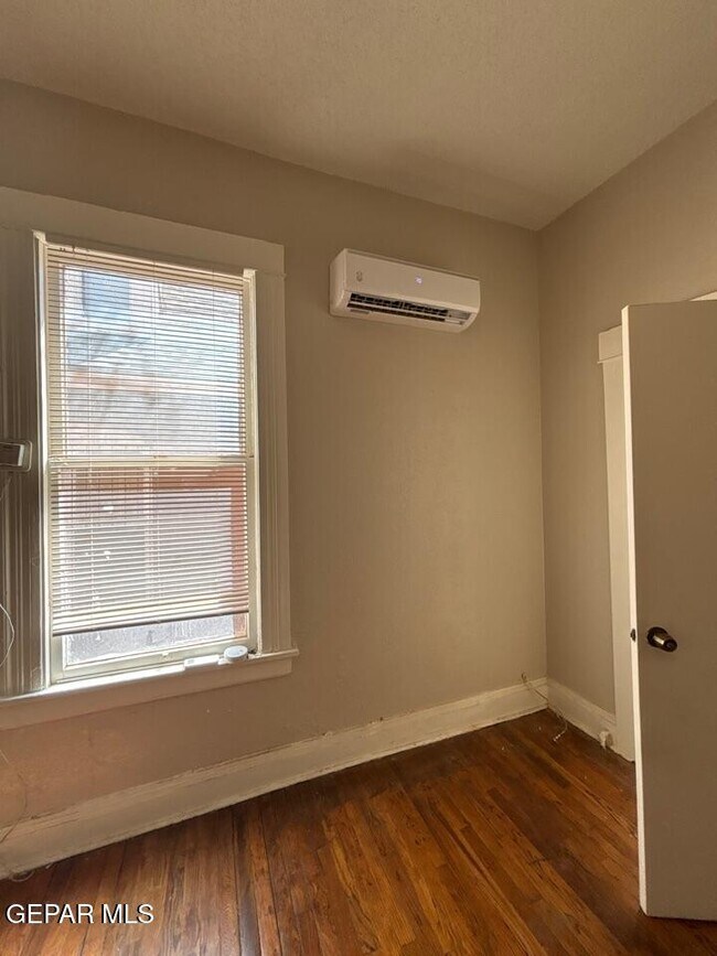 Building Photo - 1114 N El Paso St