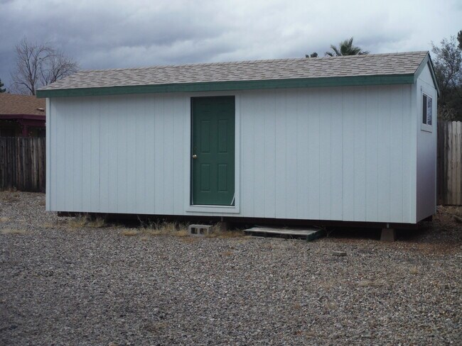 Building Photo - 2310 Primrose Dr