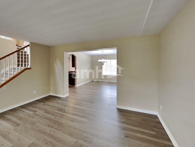 Building Photo - 2828 S Killarney Way